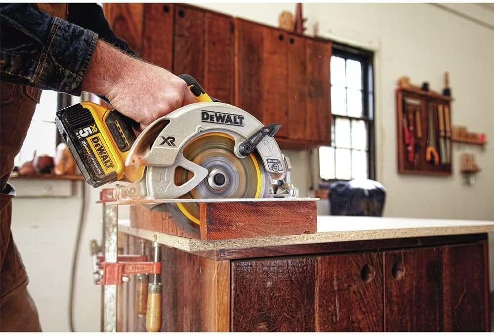 DEWALT 20V MAX* 7-1/4-Inch Cordless Circular Saw with Brake Kit (DCS570P1)